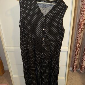 Black and White Sleeveless Button-Down Dress